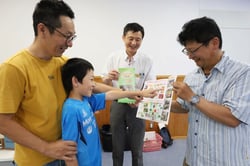 パンフレットをＰＲする北原代表（写真右）（長野県飯田市で）