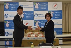 寄贈品を手渡す丸山組合長（左）（長野県上田市で）