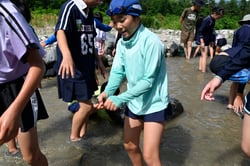 イワナを素手で捕まえた児童
