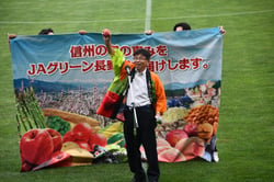 エールを送る小林常務（長野県長野市、８月８日）