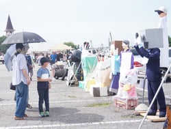 かかしを眺める来場者（安曇野市豊科）