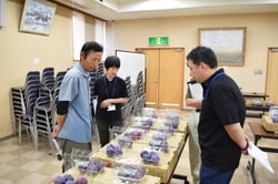 プラム「太陽」の品質を審査する審査員（長野県中野市で）