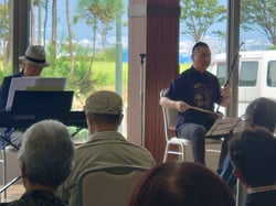 組合員を前に二胡の演奏を披露する劉鉄鋼さん（右）（長野県諏訪市で）