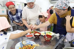 ピザづくりを楽しむ参加者（長野県飯田市で）