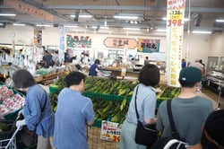 新鮮なトウモロコシを買い求める来場者（安曇野市豊科）