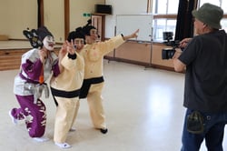 カメラに向かって元気におとぼけ相撲を見せるなでしこ力士たち（長野県諏訪市で）