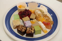 それぞれで持ち寄った寒天料理を眺める本部役員（長野県諏訪市で）