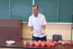 「サマーローズ」の説明をする吉家氏（長野県中野市で）