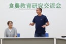 交流会を進行する清水宏軌後継営農部長（右）（２１日、長野県松本市にて）