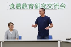 交流会を進行する清水宏軌後継営農部長（右）（２１日、長野県松本市にて）