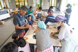 七夕饅頭作りを楽しむ参加者たち（安曇野市明科）