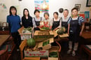 たくさんの採れたて農産物を届けた寄贈式（長野県富士見町で）