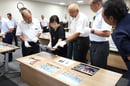 １点ずつ丁寧に審査する審査員（長野県飯田市で）