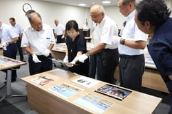 １点ずつ丁寧に審査する審査員（長野県飯田市で）
