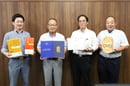 受賞報告を受けた中村組合長（左から２番目）（長野県飯田市で）