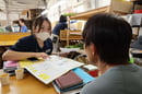 作業場を訪問し、ＪＡでんきの説明を行う野田担当（長野県富士見町で）