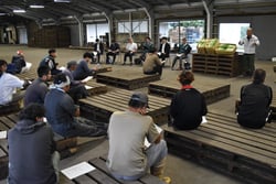 真剣に説明を聞く生産者（長野県上田市で）