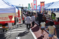 来場者で賑わう協同組合まつり（長野県上田市で）