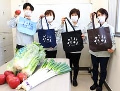 オリジナルエコバッグを手にするJA職員