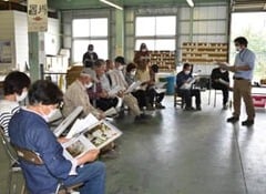 出荷規格について説明する営農技術員