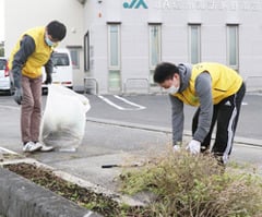 草を取り除く職員