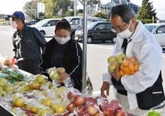 農産物を買い求める来場者