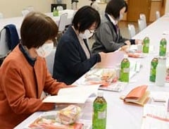 真剣な表情で研修を受ける参加者