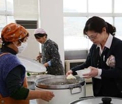 ご飯の食べ比べをする職員