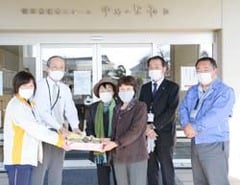 サトイモとジャガイモを手渡した