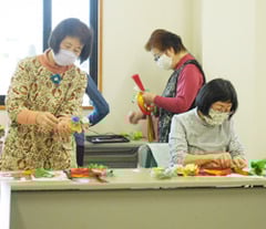 お正月飾りをつくる女性部員