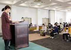講師の話を熱心に聞く普及員