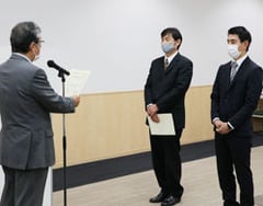 田中会長から事業の修了を認定される16期生