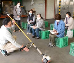 刈払機の性能について説明を受ける委員