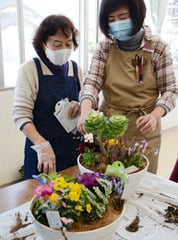 寄せ植えのコツを講師から教わる会員