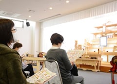 祭壇の見学と説明を聞く参加者