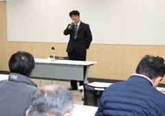 あいさつする百瀬部会長