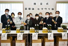 事務所で開かれた贈呈式