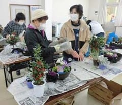 寄せ植え教室を楽しむ参加者ら