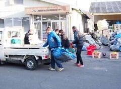 農業用廃プラの回収作業をするJA職員ら