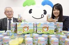 りんごジュースの完成を祝う小松八郎組合長