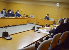 意見を交わす青壮年部員と市議会議員
