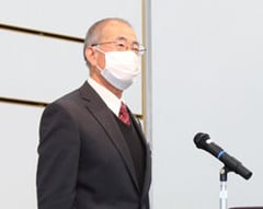 あいさつをする加々美会長