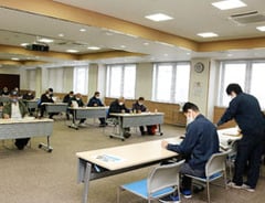 説明を聞く参加者