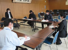 山ノ内町役場で開いた調印式に出席した研修生（中央）と里親農業者（右から二人目）