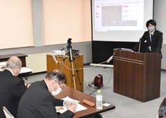 本所で開いた研究大会で発表する丸山さん（右）