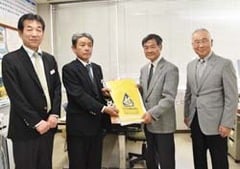 寄贈式を行った小林理事(左から2番目)と松坂支所長(左)