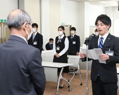 抱負を述べる小西さん