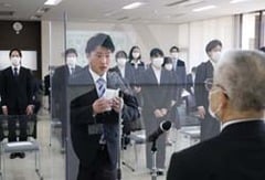 小松組合長を前に決意表明をする小池さん
