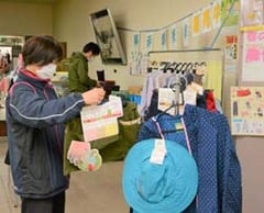 展示された商品を手に取る利用者