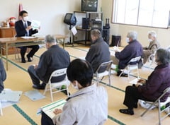 相続について説明するJA職員